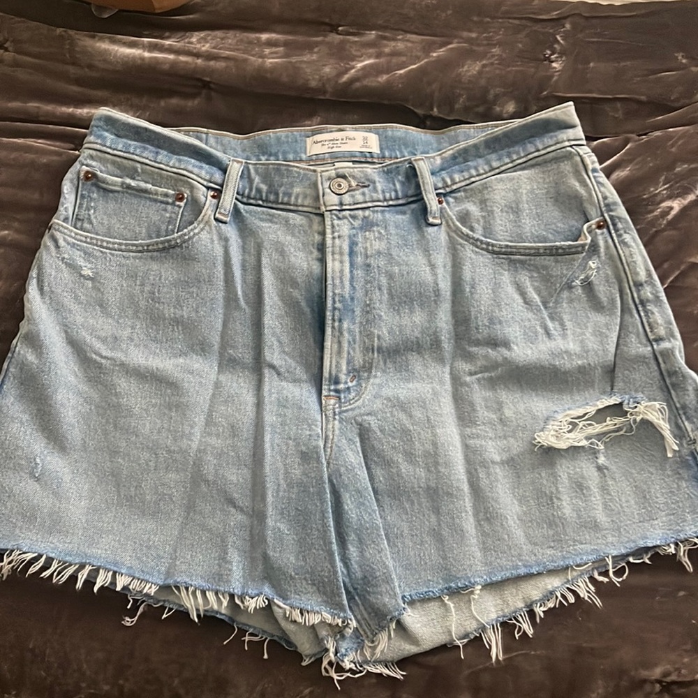 NWOT- Abercrombie Curve Love “The Mom” 4 inch high rise short